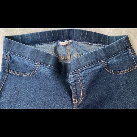 Old Navy Plus Size Women’s Size 18 Jeans, Slip On Style for Spring Barely Used - Picture 5 of 7